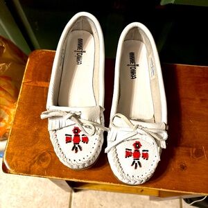 Minnetonka  Moccasins Beaded Red Thunderbird White Leather  Soft Sole - Size 8